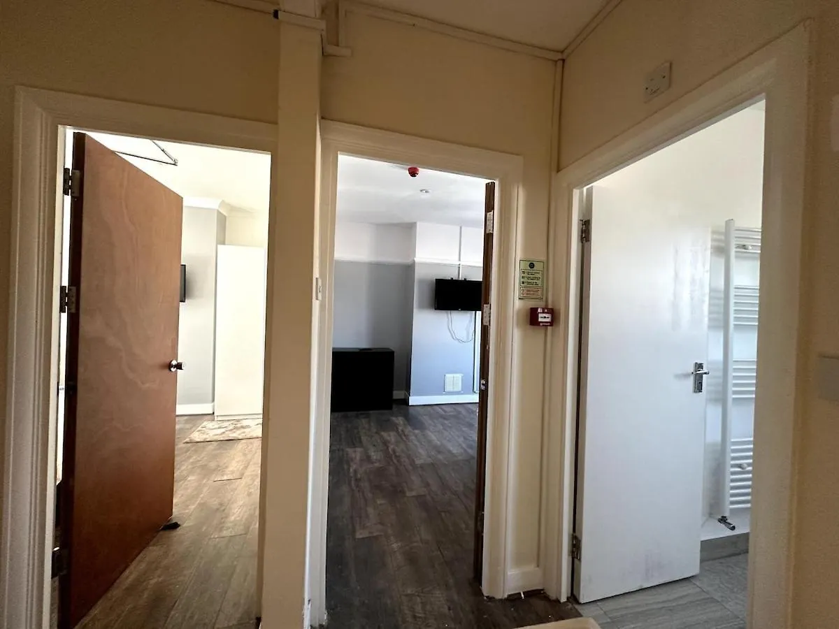 Spacious Home A Walk From Central Line - Free Parking イルフォード イギリス