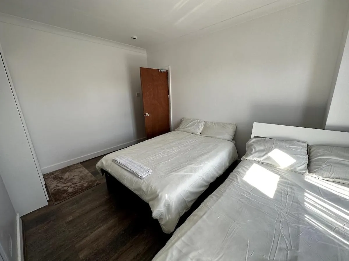 Spacious Home A Walk From Central Line - Free Parking イルフォード