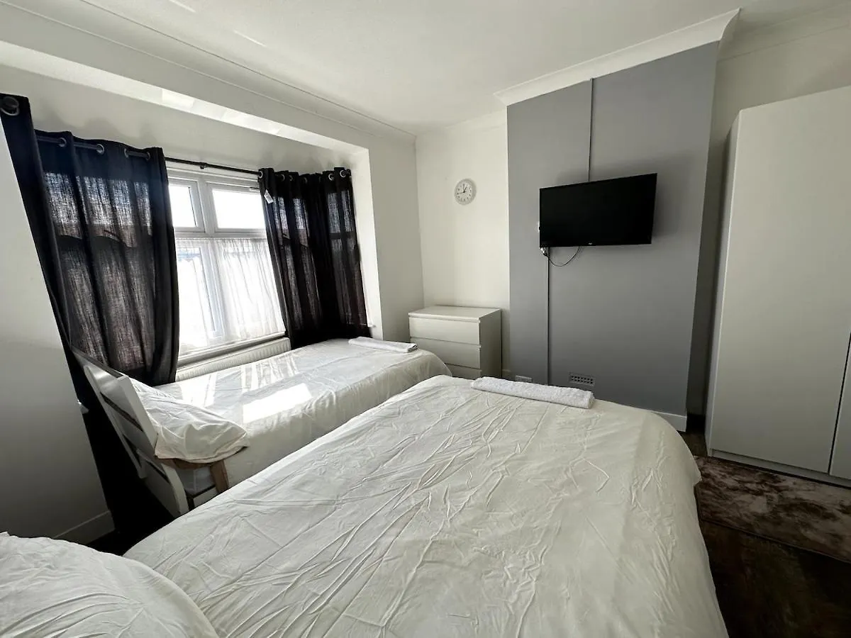 Spacious Home A Walk From Central Line - Free Parking イルフォード 0*,