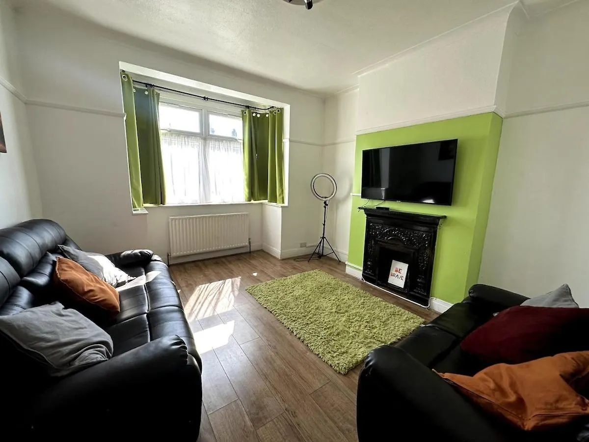 Spacious Home A Walk From Central Line - Free Parking Ilford United Kingdom