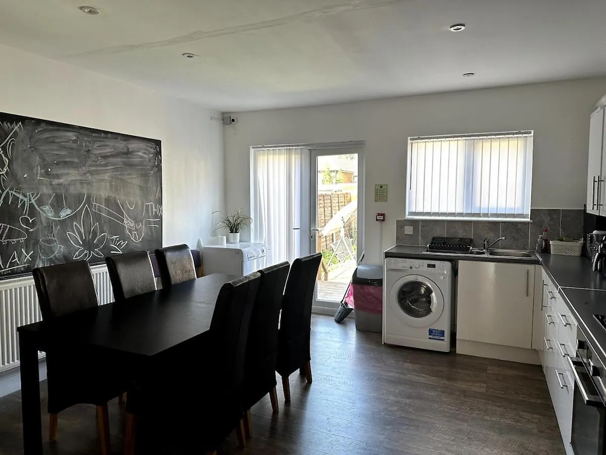 Spacious Home A Walk From Central Line - Free Parking Ilford 0*,  United Kingdom