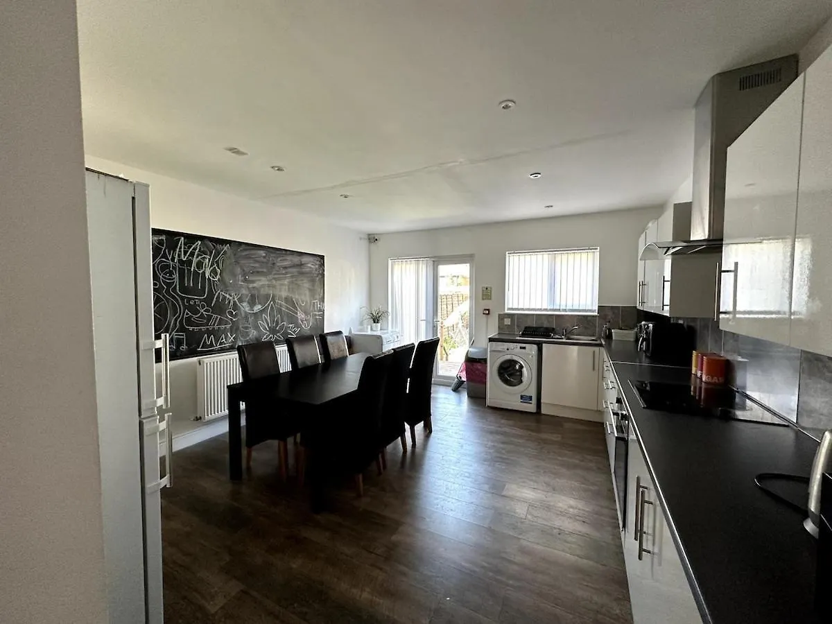 Holiday home Spacious Home A Walk From Central Line - Free Parking Ilford