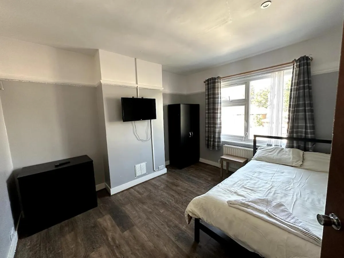 Holiday home Spacious Home A Walk From Central Line - Free Parking Ilford