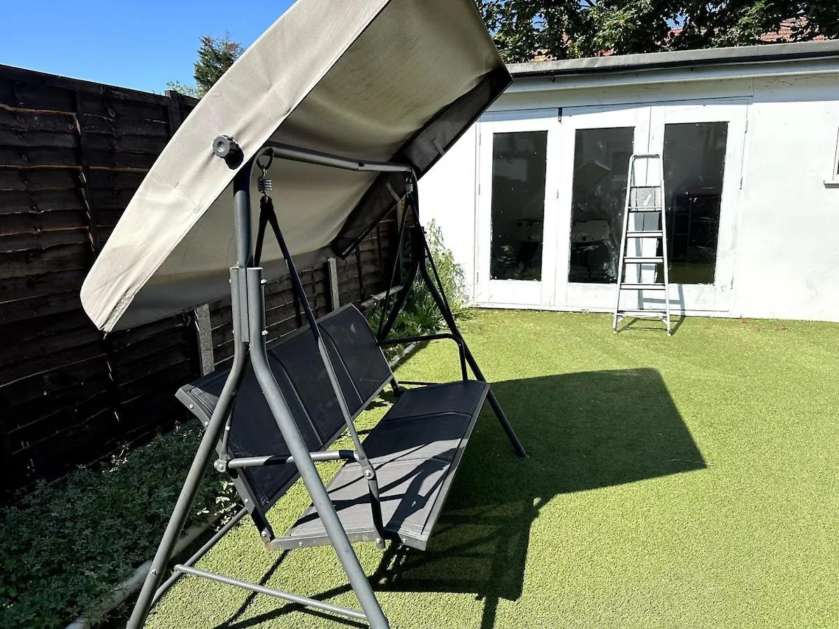 Spacious Home A Walk From Central Line - Free Parking Ilford 0*,