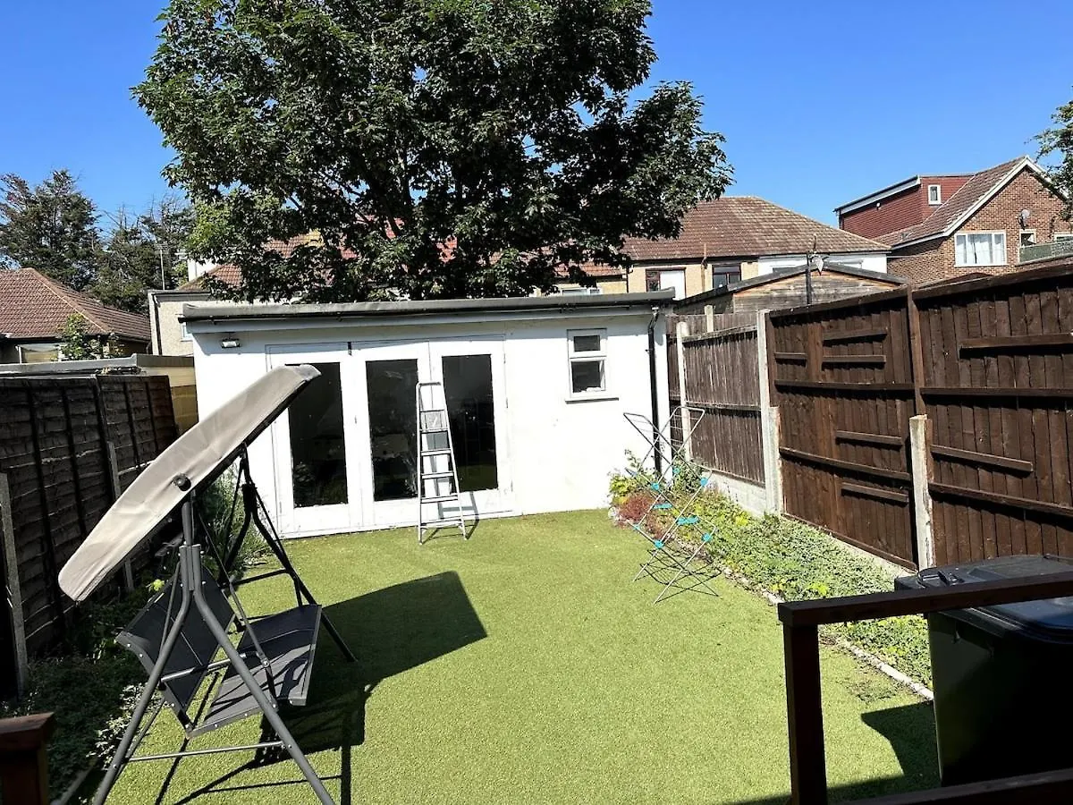 Spacious Home A Walk From Central Line - Free Parking Ilford